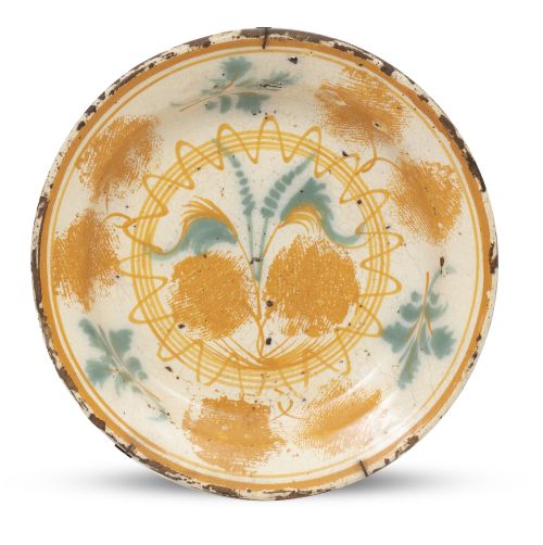 Plato de cerámica esmaltada y esponjada en ocre y verde.M