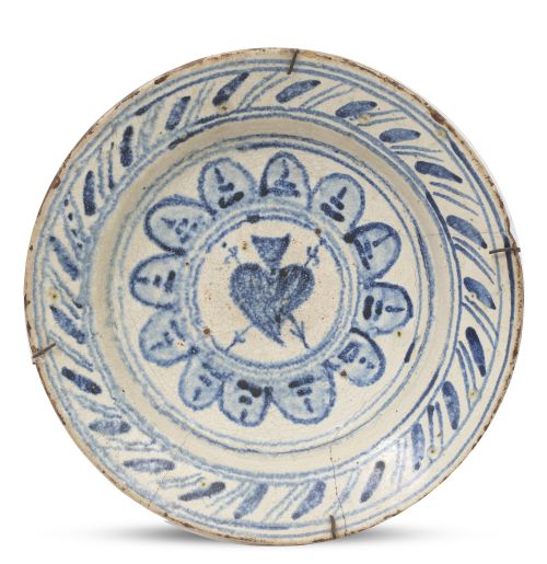 Plato acuencado de cerámica esmaltada en azul y blanco con 