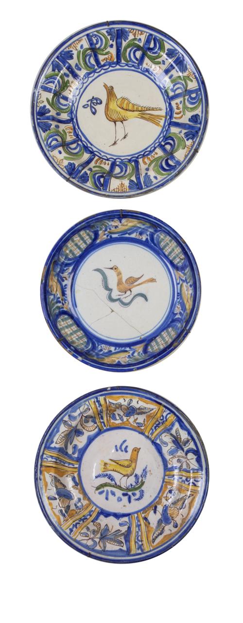 Lote de tres platos de cerámica esmaltada con pajaritos y c