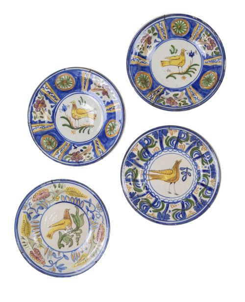 Lote de cuatro platos de cerámica esmaltada con pajaritos.
