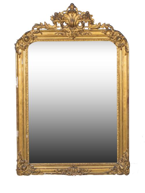 Espejo de madera estucada y dorada con copete con flores.