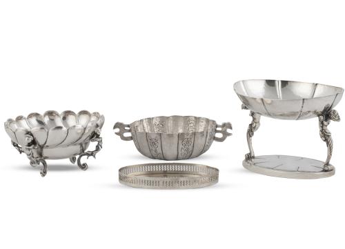 Lote de cuatro piezas de plata de López, entre ellas un cat