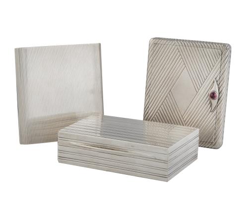 Lote de: caja de plata con interior vermeille, polvera con 