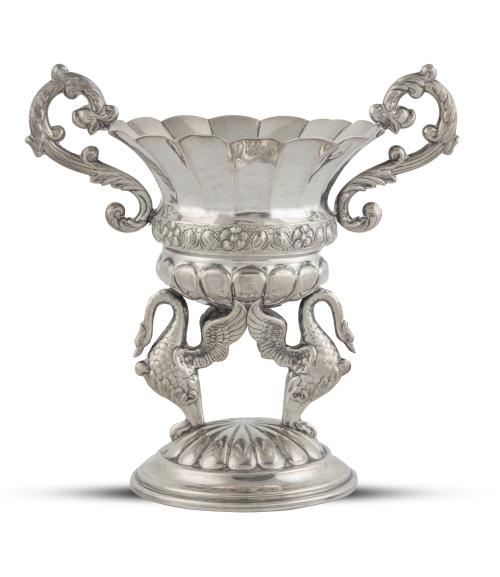 Centrito de plata con cisnes en el pie. Con marcas.Montej