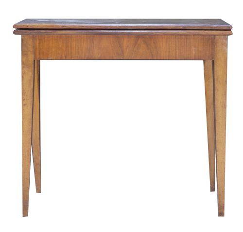 Mesa de juego de madera de nogal, con tapete en rojo.Espa