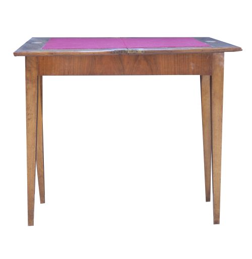 Mesa de juego de madera de nogal, con tapete en rojo.Espa