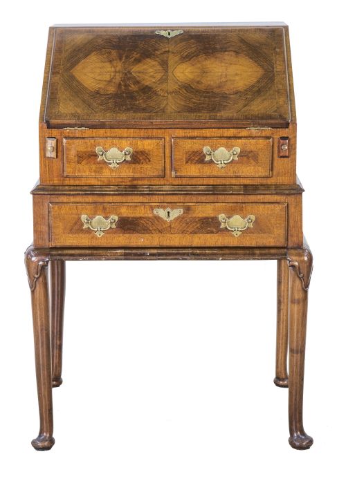 Bureau on stand de madera de nogal, estilo Jorge I.Inglat