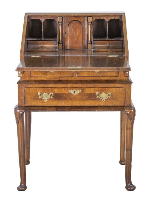 Bureau on stand de madera de nogal, estilo Jorge I.Inglat