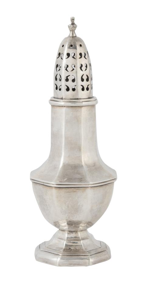 Sugar caster de plata, siguiendo modelos ingleses. Con marc