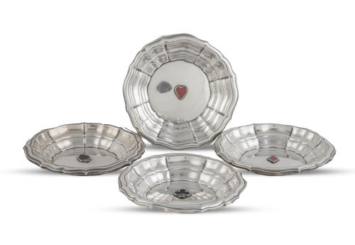 Juego de cuatro ceniceros de plata con los símbolos de la b