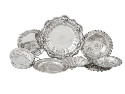 Lote de nueve ceniceros y bandejitas de plata, con diferent