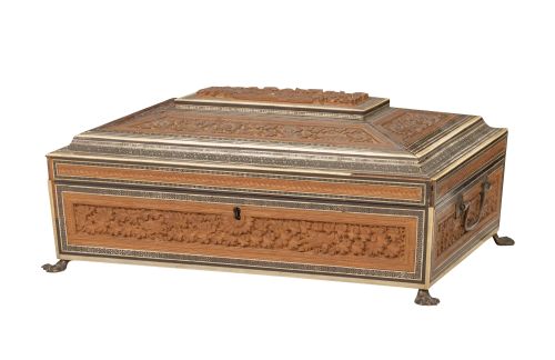 Caja de tocador anglo-india de madera de sándalo tallado y 