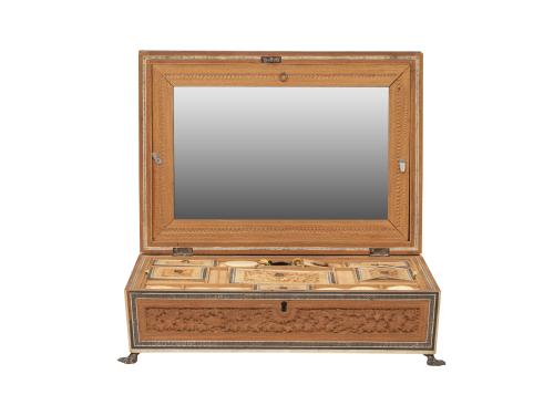 Caja de tocador anglo-india de madera de sándalo tallado y 