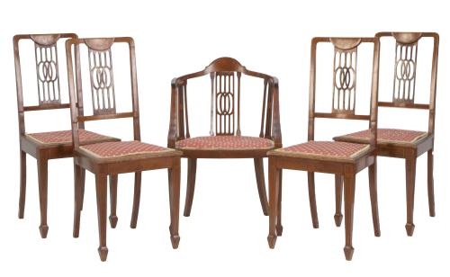 Cuatro sillas modernistas de madera tallada y una butaca.