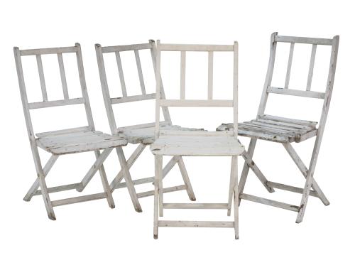 Juego de cuatro sillas de niño de madera pintada de blanco,