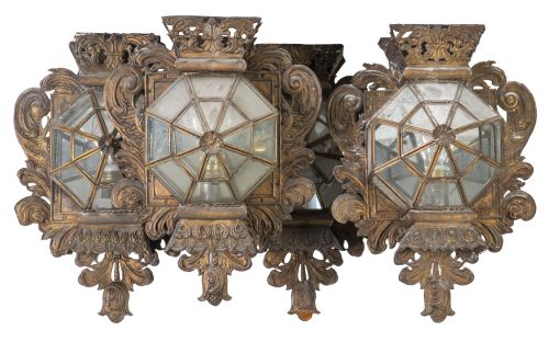 Lote de cuatro faroles de pared de metal dorado y cristal.