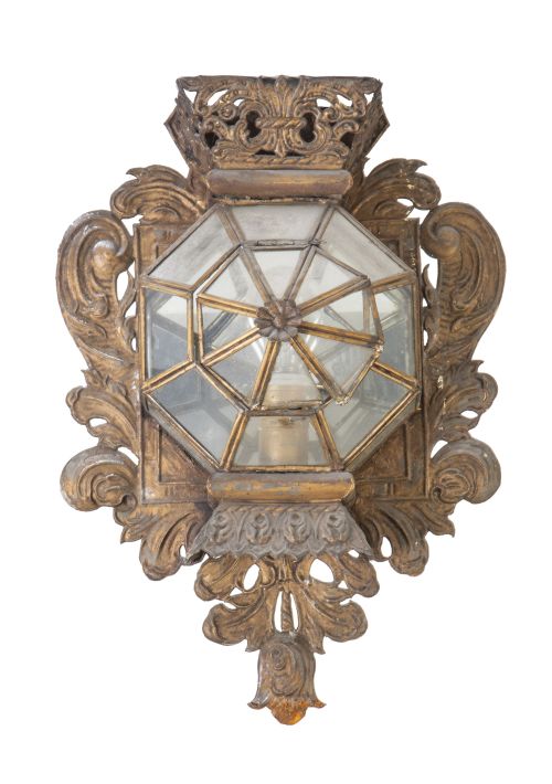 Lote de cuatro faroles de pared de metal dorado y cristal.