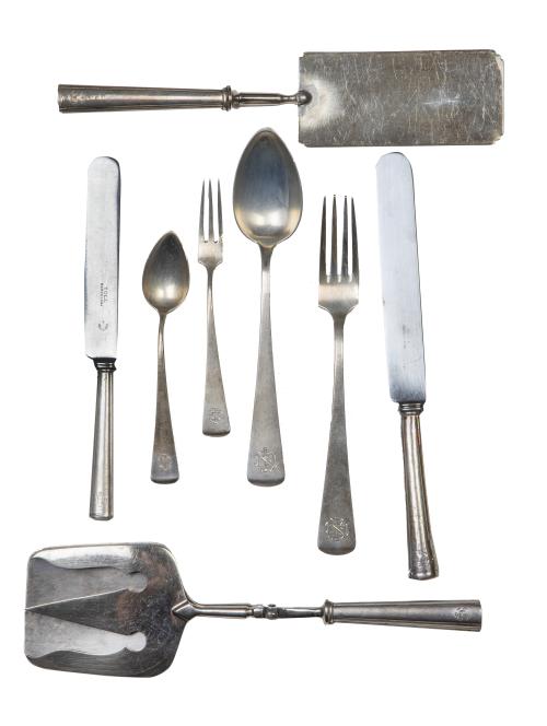 Cubertería de plata con iniciales grabadas.S. XX.