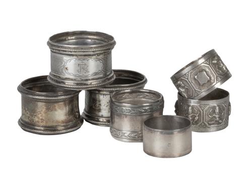 Juego de siete servilleteros de metal plateado, con diferen