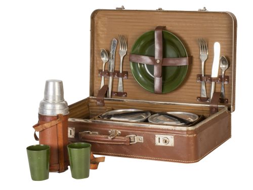 Maleta con juego de merienda de picnic.S. XX.