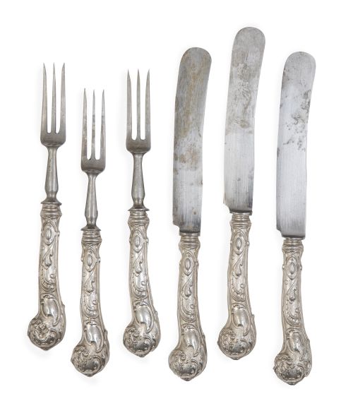 Lote de doce cuchillos y doce tenedores de merienda de plat