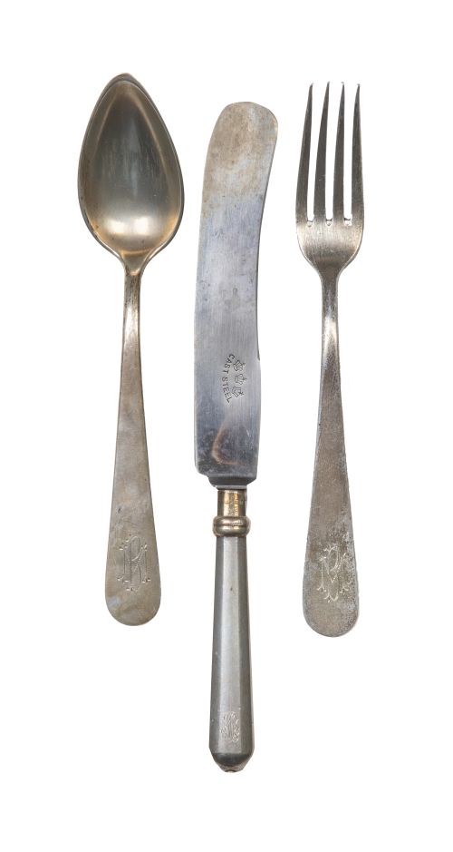 Lote de tenedor, cuchara y cuchillo de plata con iniciales 