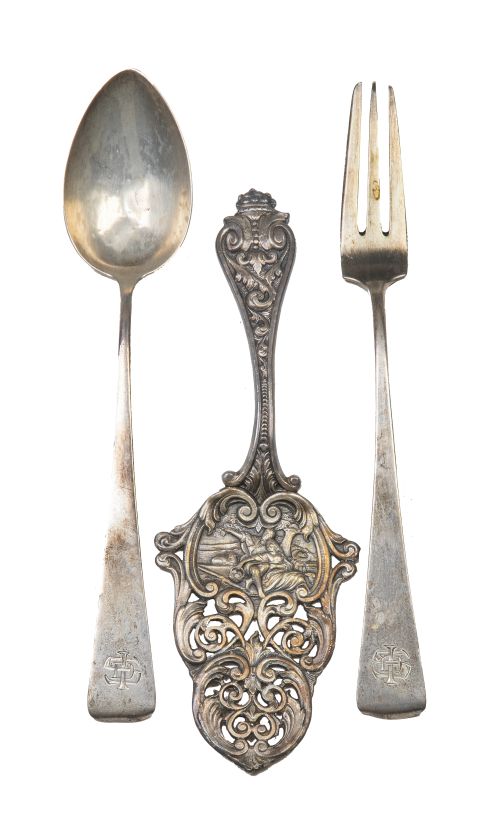 Lote de tres cubiertos de servir de plata, dos de ley 910. 