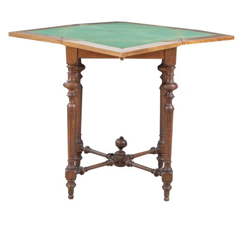 Mesa de juego "de pañuelo* de madera tallada.h. 1900.