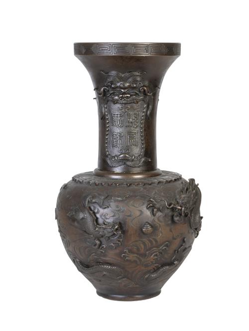 Jarrón de bronce con caracteres y dragones.China, princip