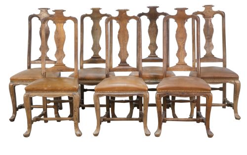 Juego de siete sillas de madera tallada de estilo Reina Ana
