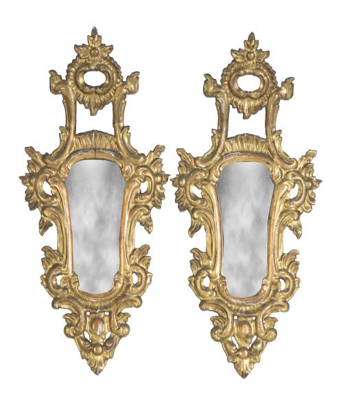 Pareja de cornucopias de madera tallada y dorada.España, 