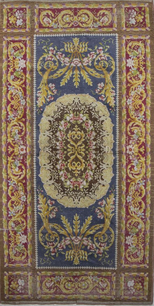 Alfombra en lana de nudo español, de estilo Carlos IV. Firm