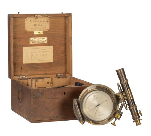 Teodolito, instrumento topográfico de bronce, en su caja ot