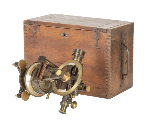 Teodolito o instrumento de Topografia, de broce en su caja 