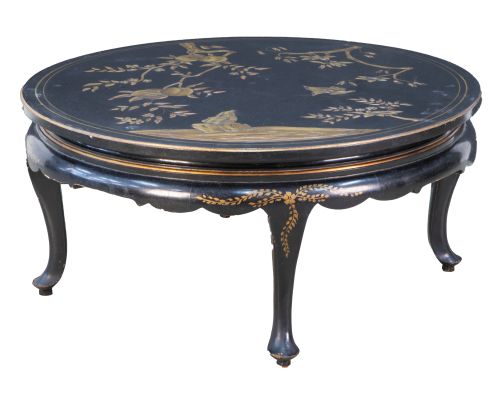 Mesa de centro de madera lacada y dorada.China, principio