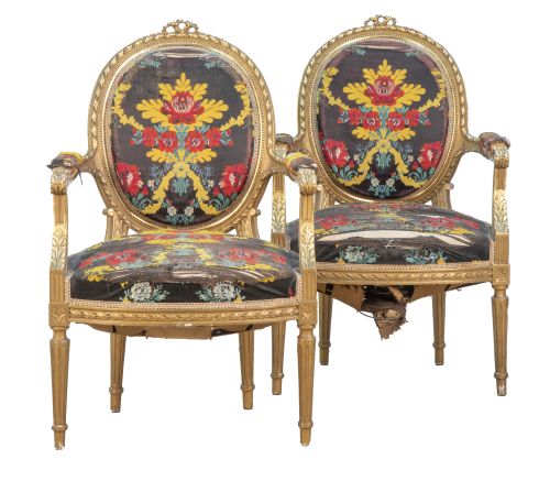 Pareja de sillas de brazos de estilo Luis XVI de madera tal