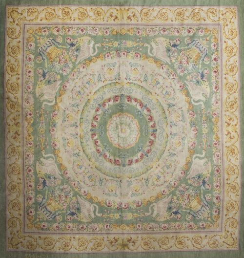 Alfombra en lana de nudo español, de estilo Carlos IV. Firm