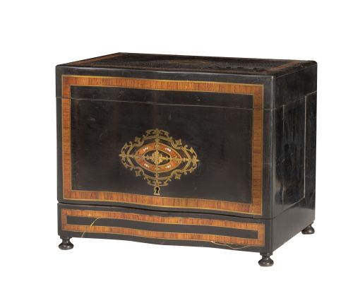 Licorera Napoleón III de madera ebonizada con aplicaciones 