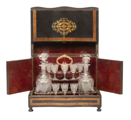 Licorera Napoleón III de madera ebonizada con aplicaciones 