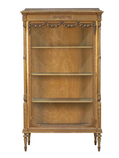 Vitrina de madera tallada y dorada de estilo Luis XVI.Esp