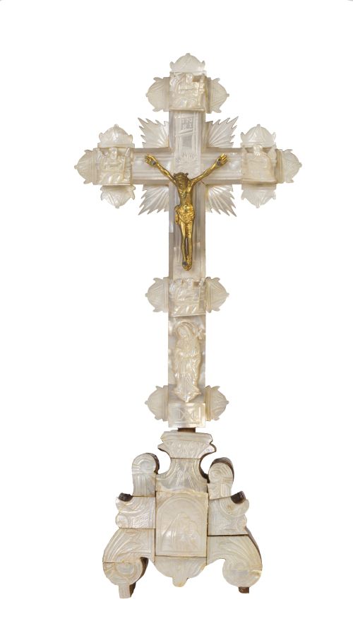 Cruz de nácar sobre madera con Cristo de metal dorado.Rec