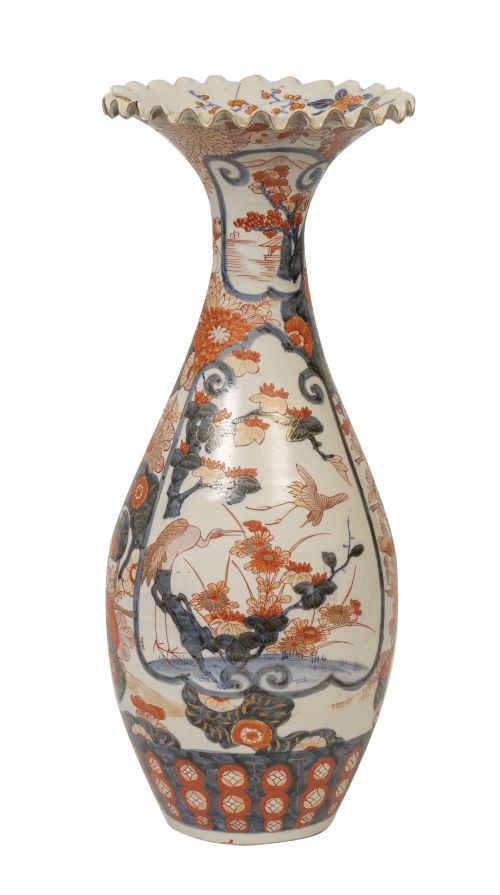 Jarrón de porcelana esmaltada, de estilo imari.Japón, S. 