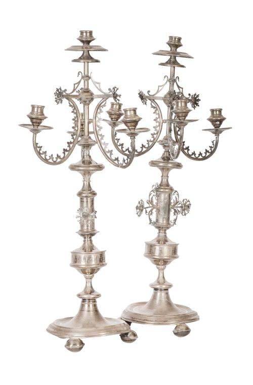 Pareja de candelabros de plata con tres brazos de luz. Con 