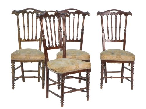 Juego de cuatro sillas de madera tallada de caoba.Francia