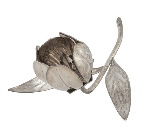 Flor de metal plateado, con pétalos desmontables.España, 