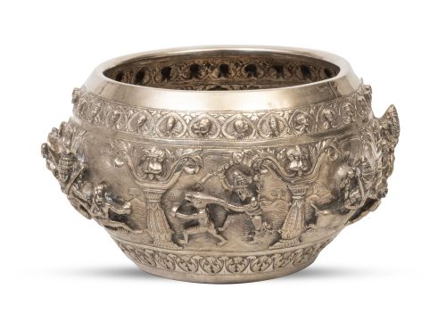 Centro de plata repujada y decoración aplicada.Burma, Ind