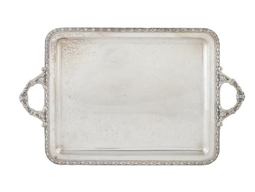 Bandeja con asas de plata con perímetro decorado por hojas.