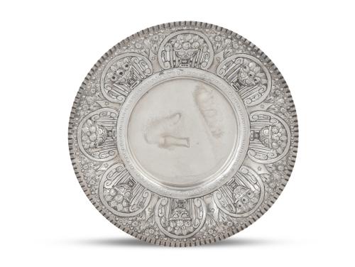 Frutero de pie bajo de plata con perímetro calado de frutos