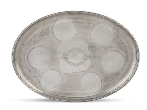 Bandeja oval de plata con decoración de contarios grabada. 