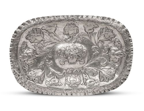 Bandeja o azafate oval de plata repujada, con decoración de